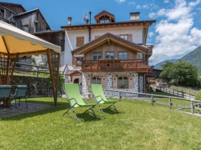 Hilltop apartment in Commezzadura with garden